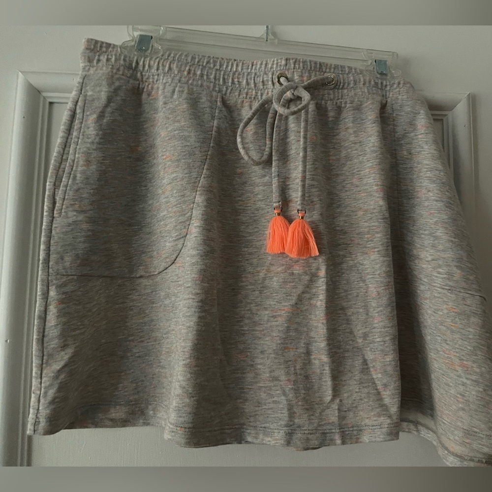 Lilly Pulitzer size XL cotton skirt with gray / orange tones. Generous fit 💕🌴